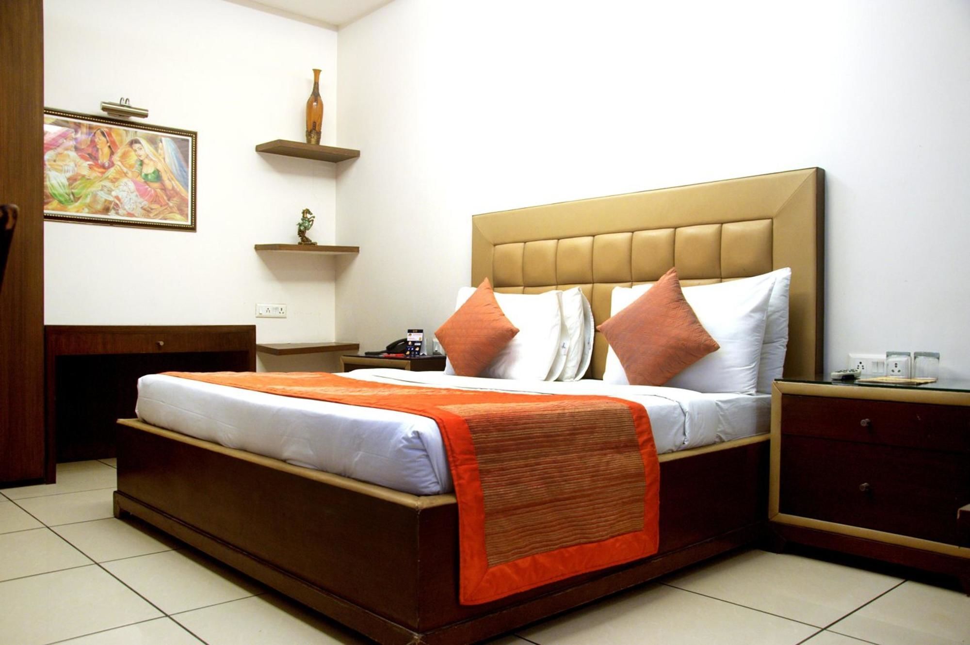 Capital O 1391 Hotel Pushpa Vilas Ghaziabad Esterno foto